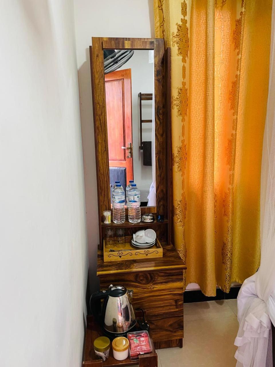 Ritz Inn Ella Kültér fotó
